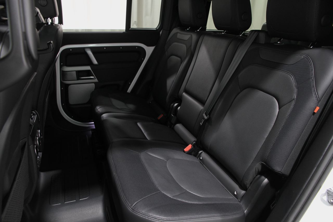 2023 Land Rover Defender 130 X-Dynamic SE photo 18