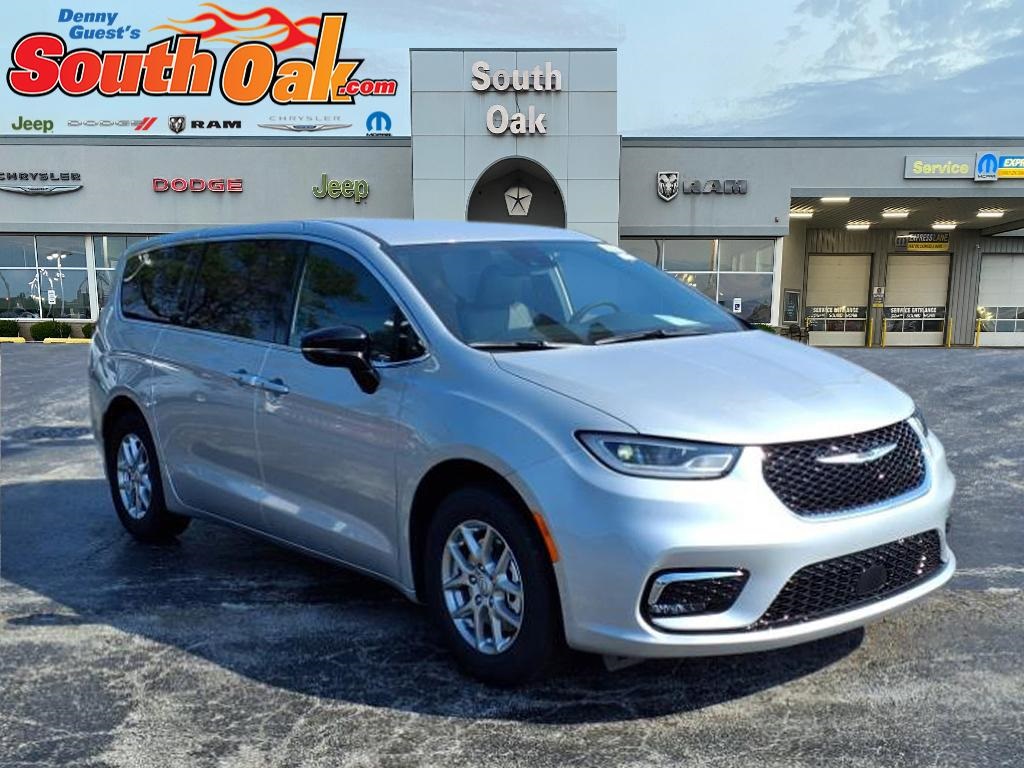 2026 Chrysler Pacifica Select's photo