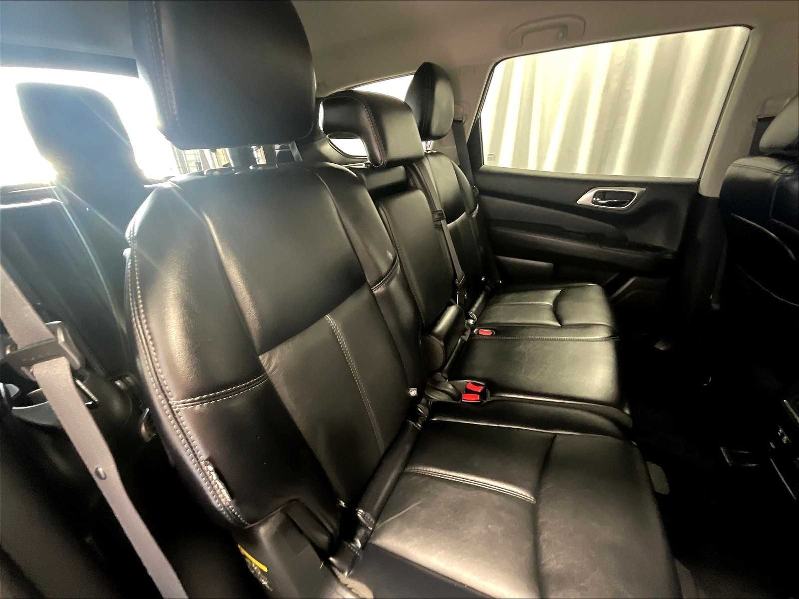 2019 Nissan Pathfinder SL photo 16