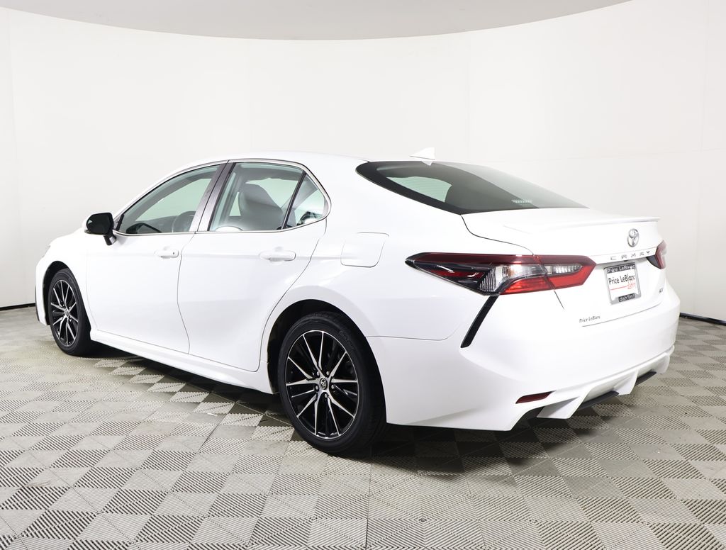 2022 Toyota Camry SE photo 4