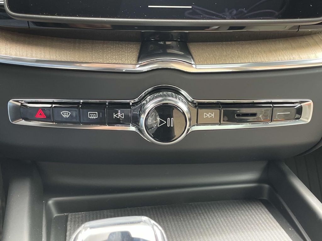 2026 Volvo XC60 B5 Core photo 19