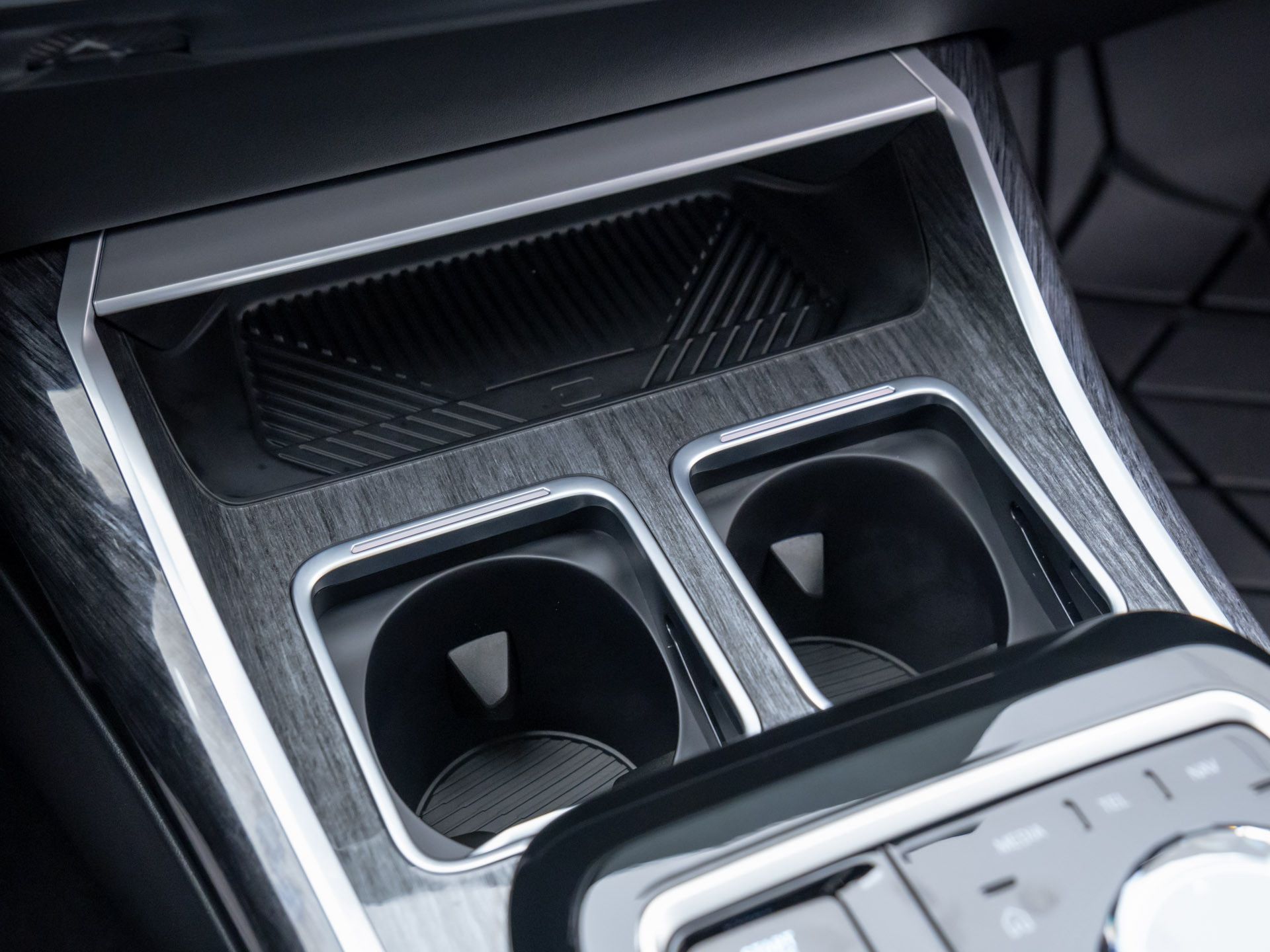 New 2025 Brooklyn Grey Metallic BMW 750e xDrive image 30