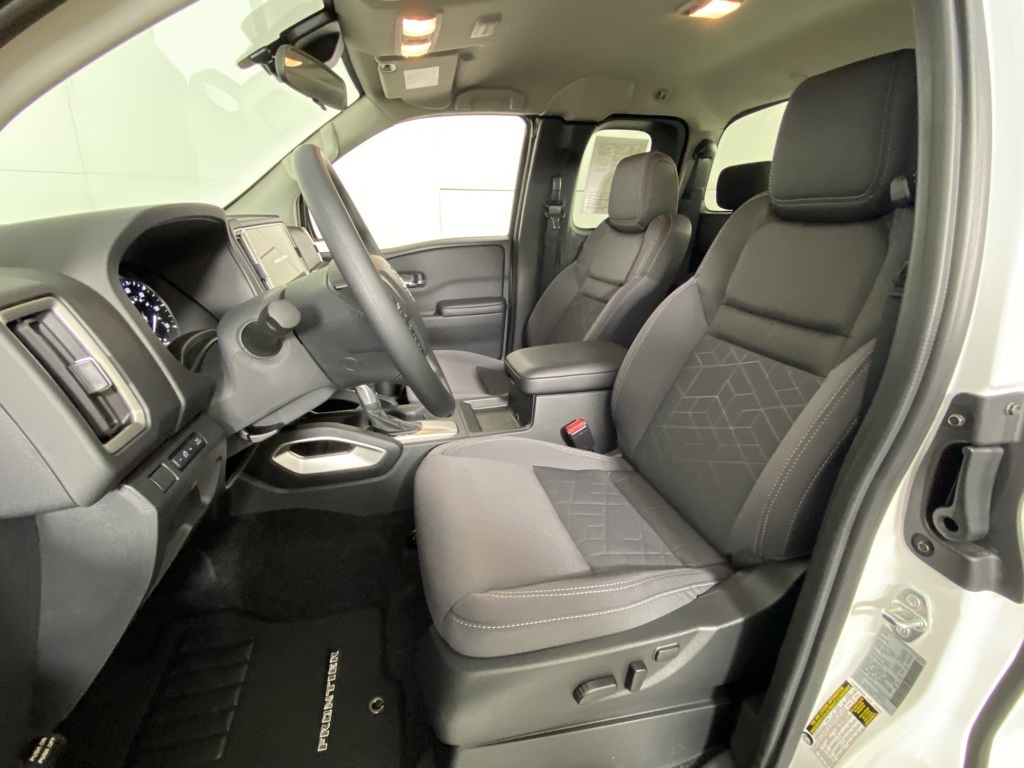 2025 Nissan Frontier SV photo 2