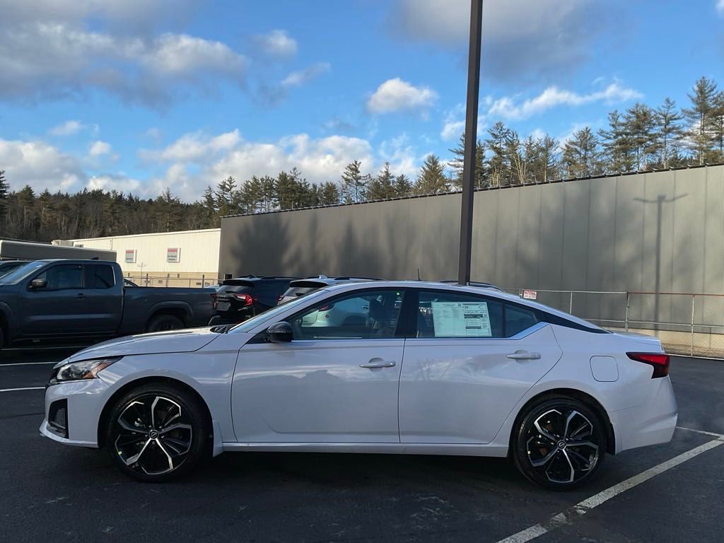 2025 Nissan Altima 2.5 SR photo 4