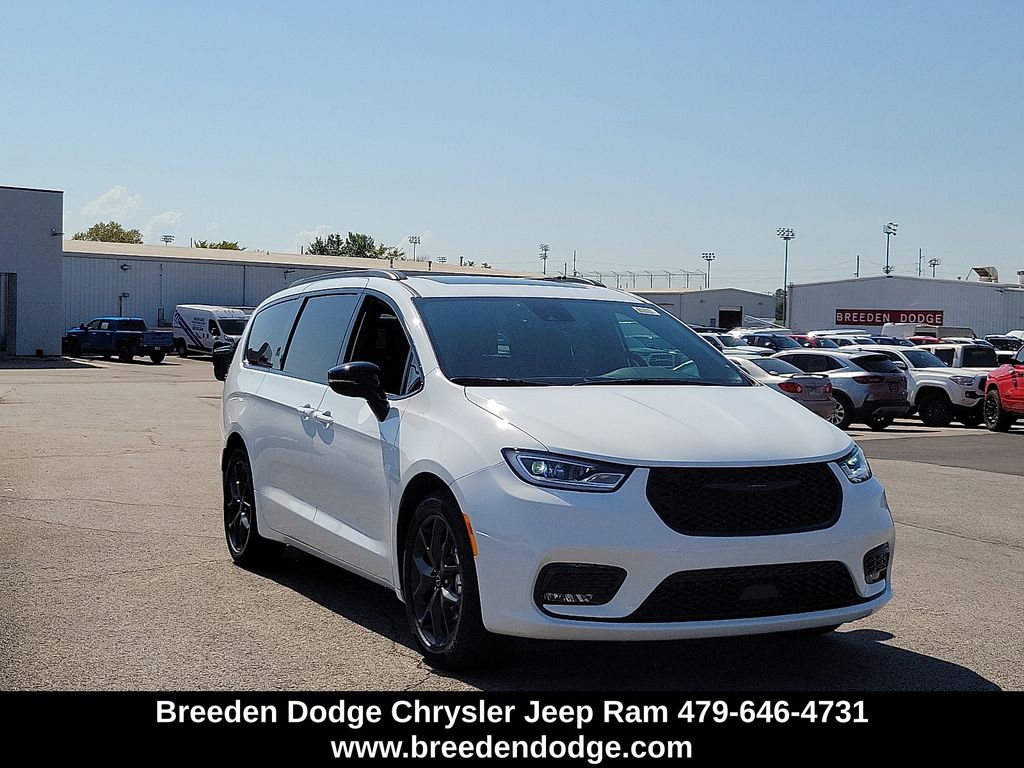 2026 Chrysler Pacifica Limited's photo