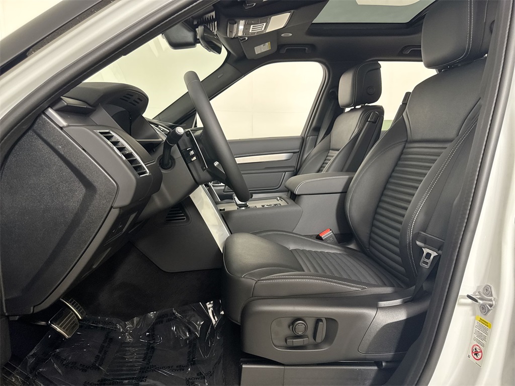 2025 Land Rover Discovery SE photo 11