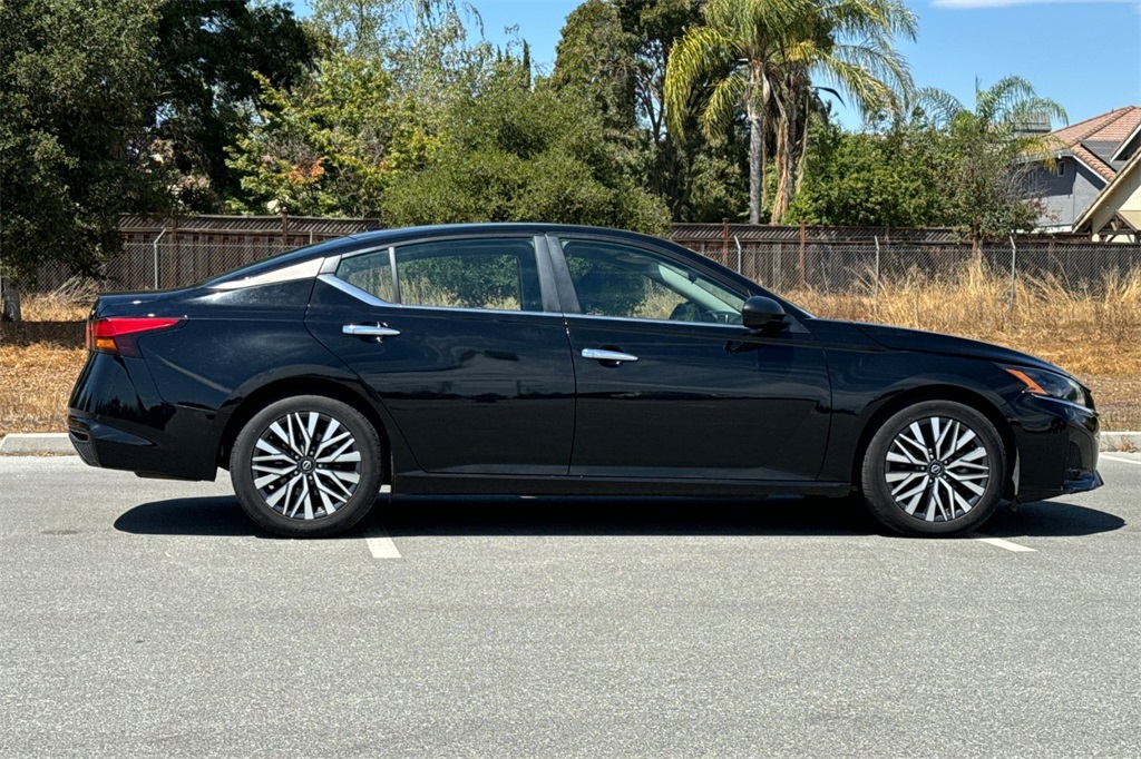 2024 Nissan Altima 2.5 SV photo 2
