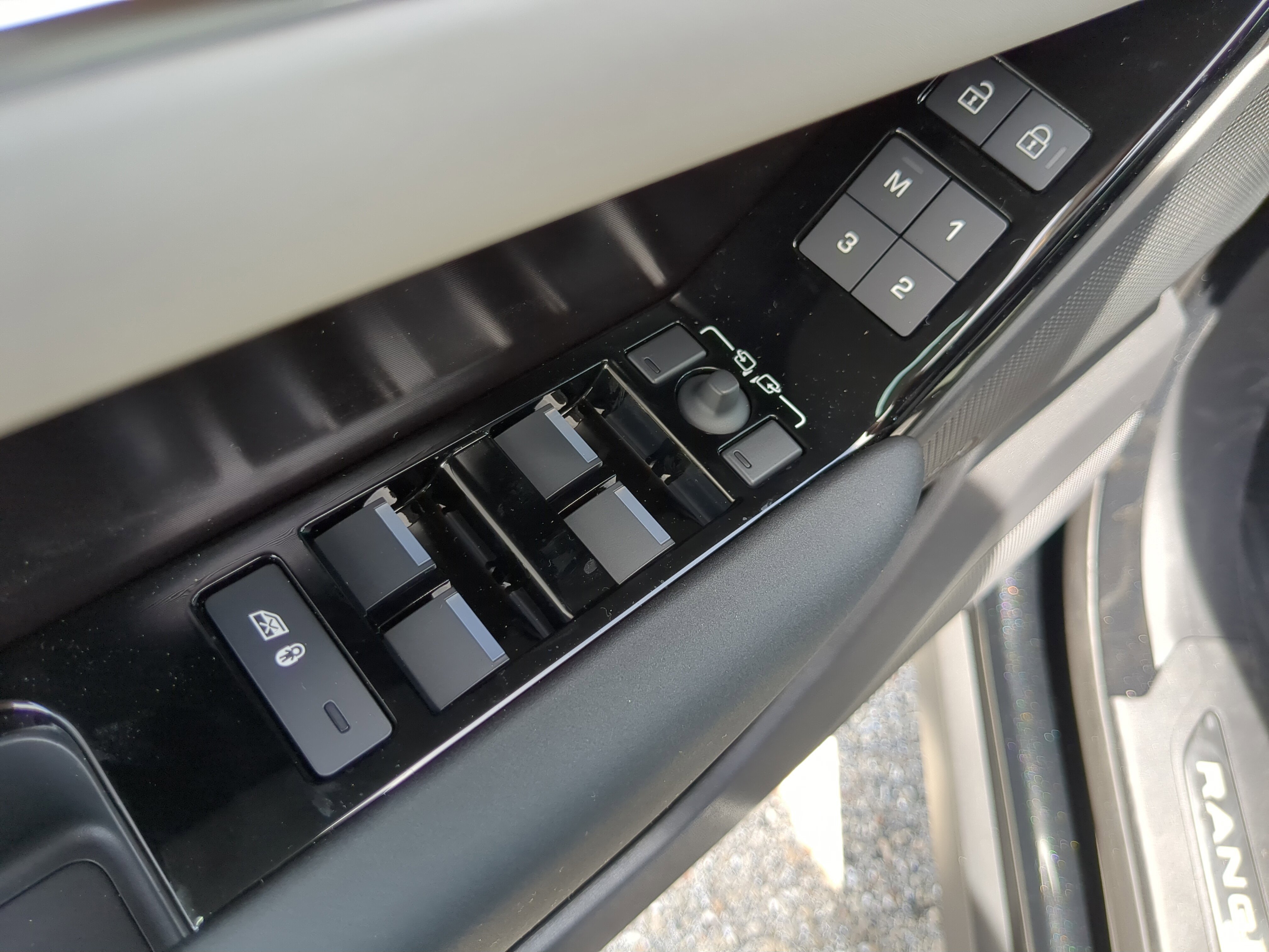 2026 Land Rover Range Rover Velar SE photo 9