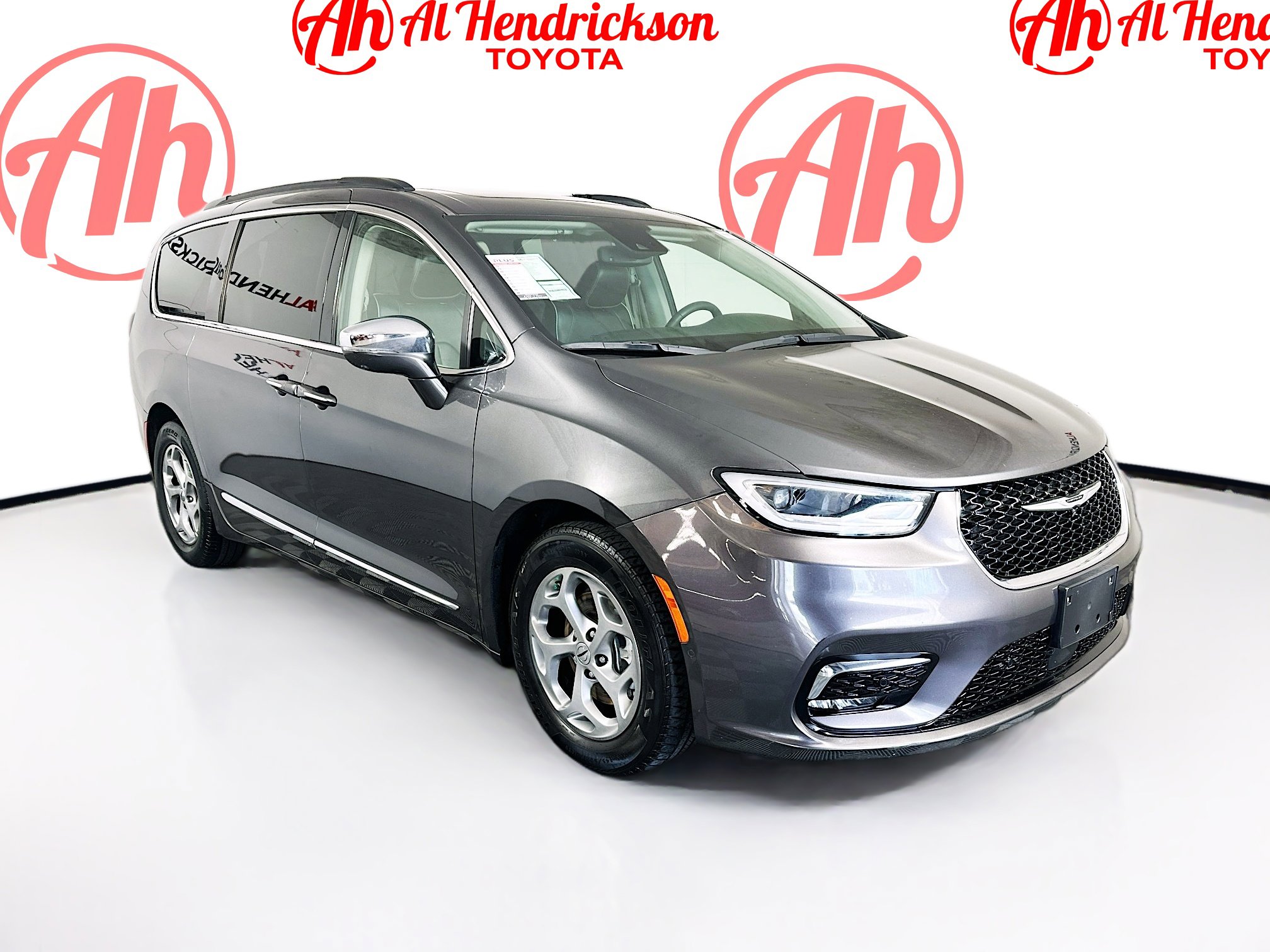 2022 Chrysler Pacifica Limited's photo