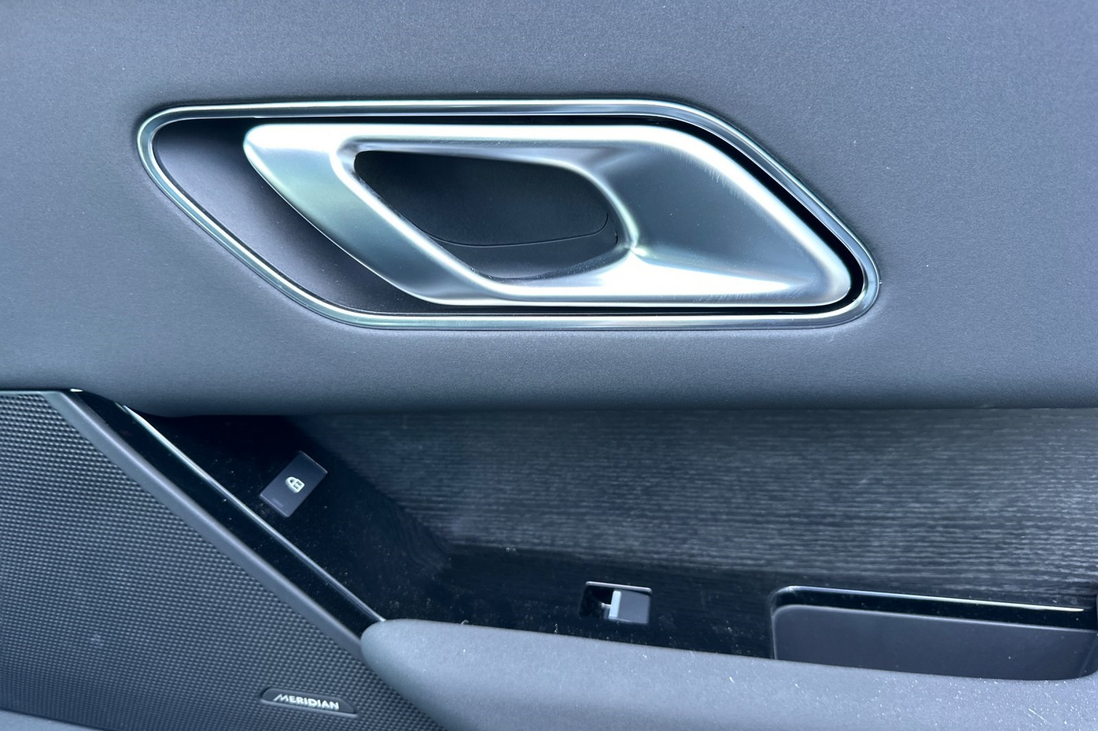 2025 Land Rover Range Rover Velar SE photo 17