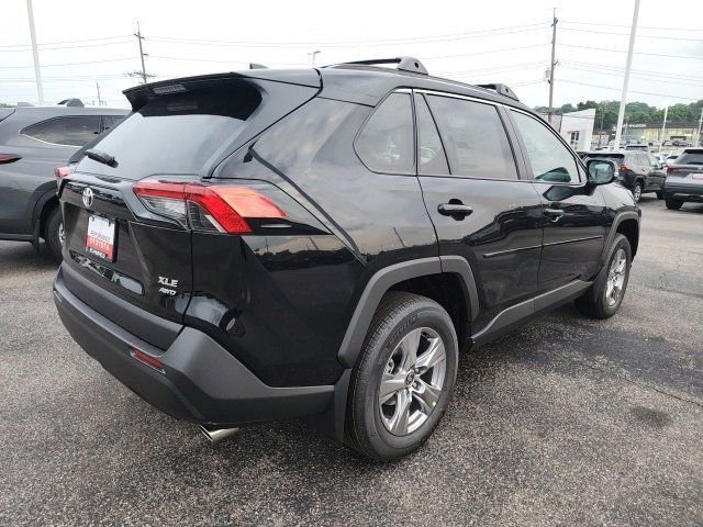 2025 Toyota RAV4 XLE photo 6