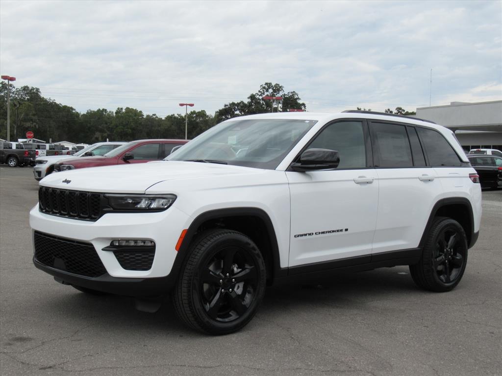 2025 Jeep Grand Cherokee Limited photo 3