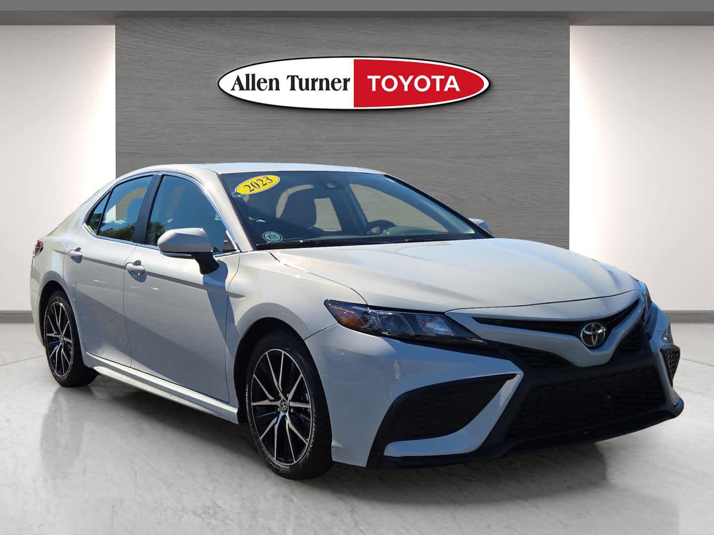 2023 Toyota Camry SE's photo