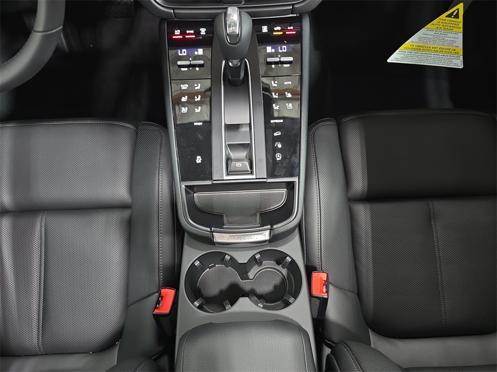 2026 Porsche Macan T photo 19
