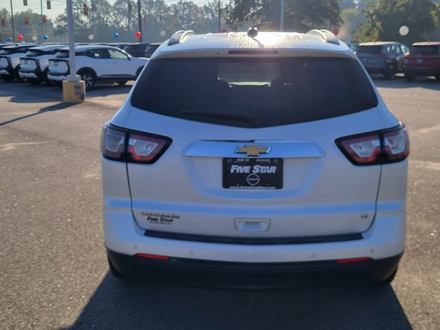 2017 Chevrolet Traverse 2LT photo 2