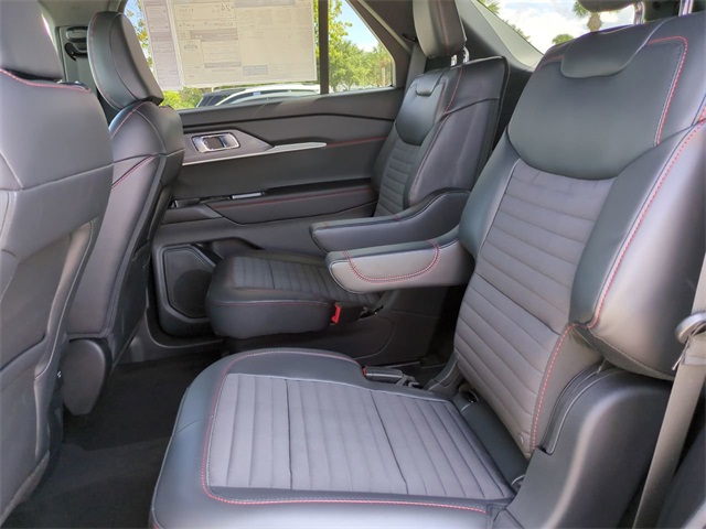 2025 Ford Explorer ST-Line photo 13