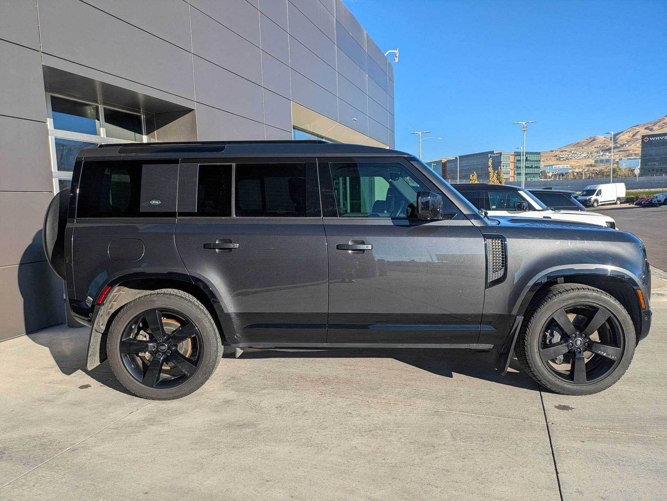 2024 Land Rover Defender 110 X-Dynamic SE photo 4