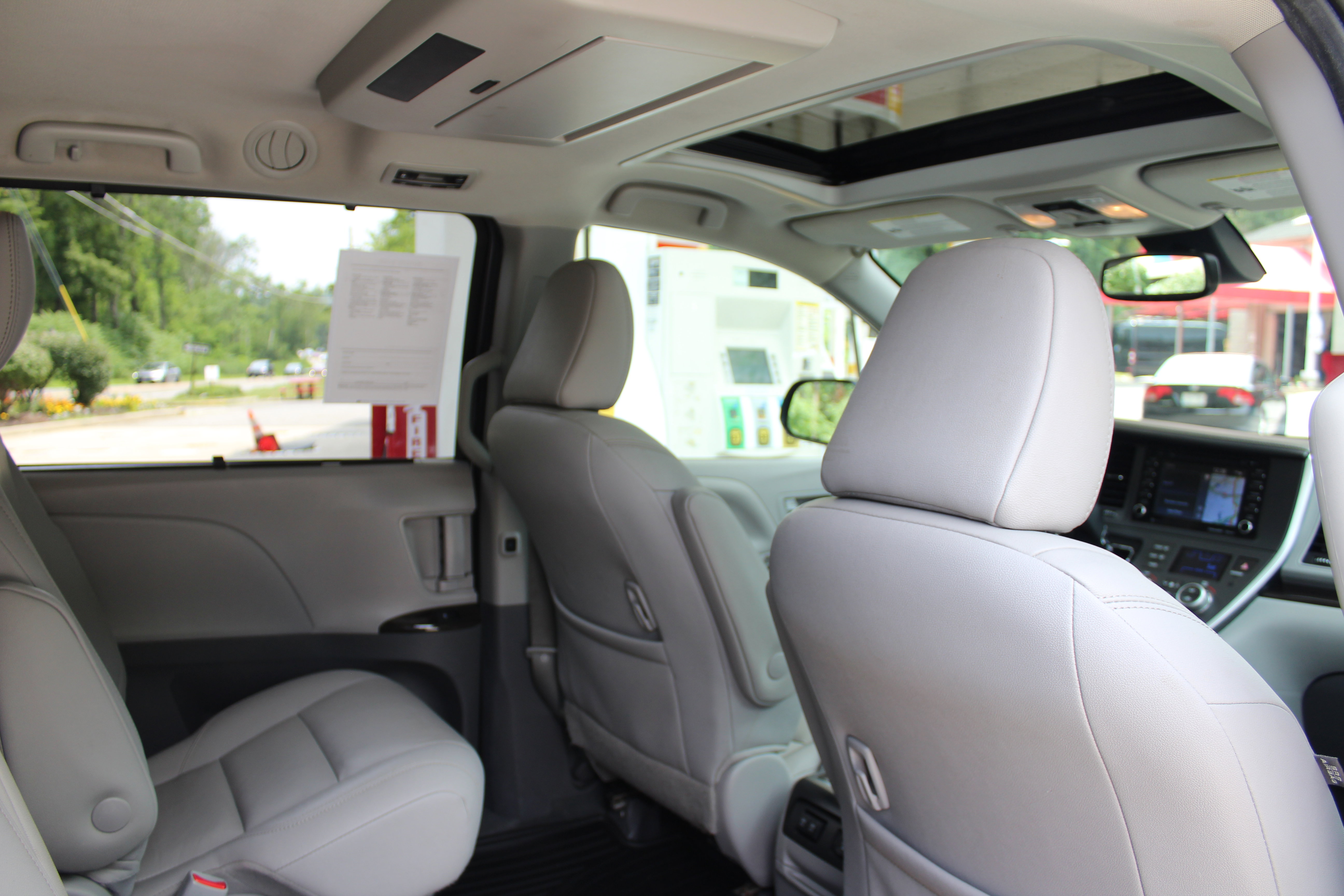 2020 Toyota Sienna XLE photo 3