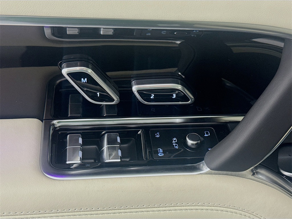 2025 Land Rover Range Rover SE photo 12