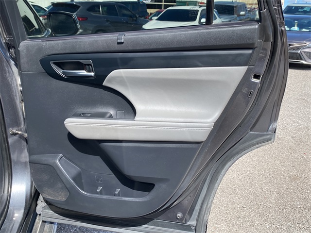 2021 Toyota Highlander XLE photo 9