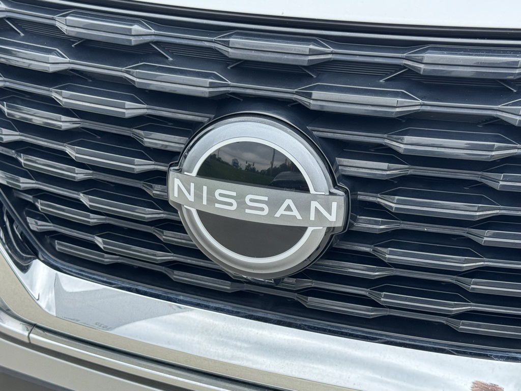 2022 Nissan Rogue SV photo 2