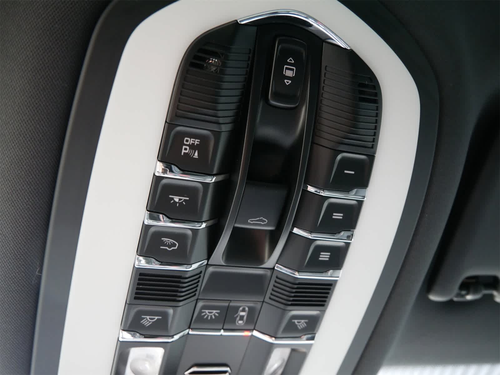 2024 Porsche Macan T photo 14