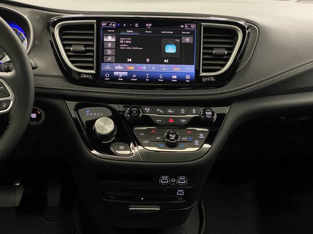 2025 Chrysler Pacifica photo 9