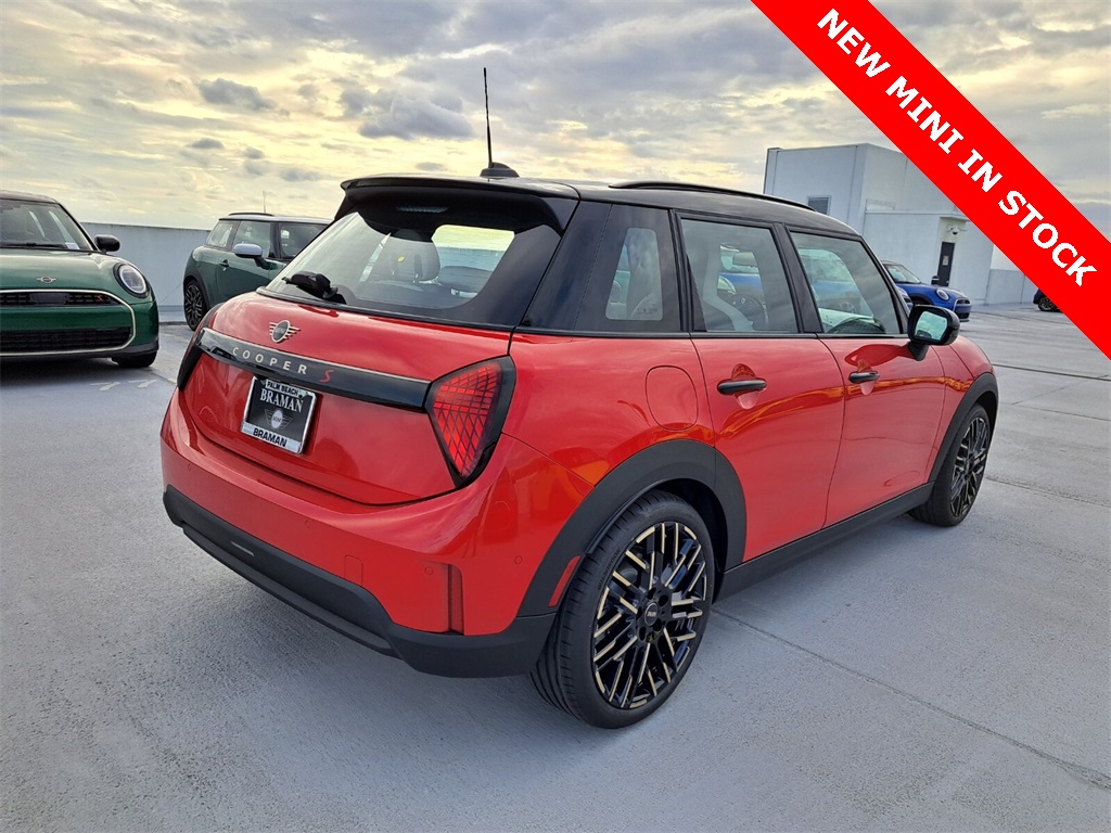 2025 Mini Cooper 4 Door Hardtop Signature photo 3