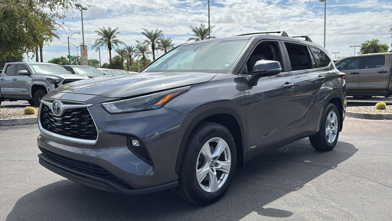 2023 Toyota Highlander Hybrid LE photo 3