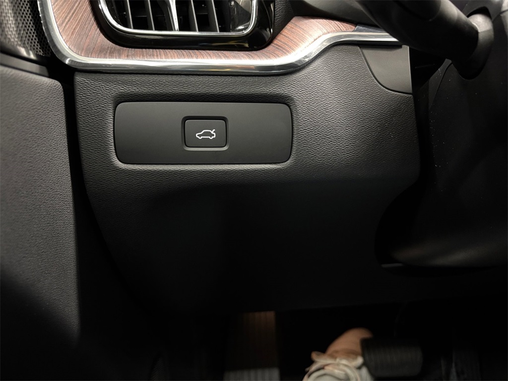 2023 Volvo XC60 B5 Plus photo 28