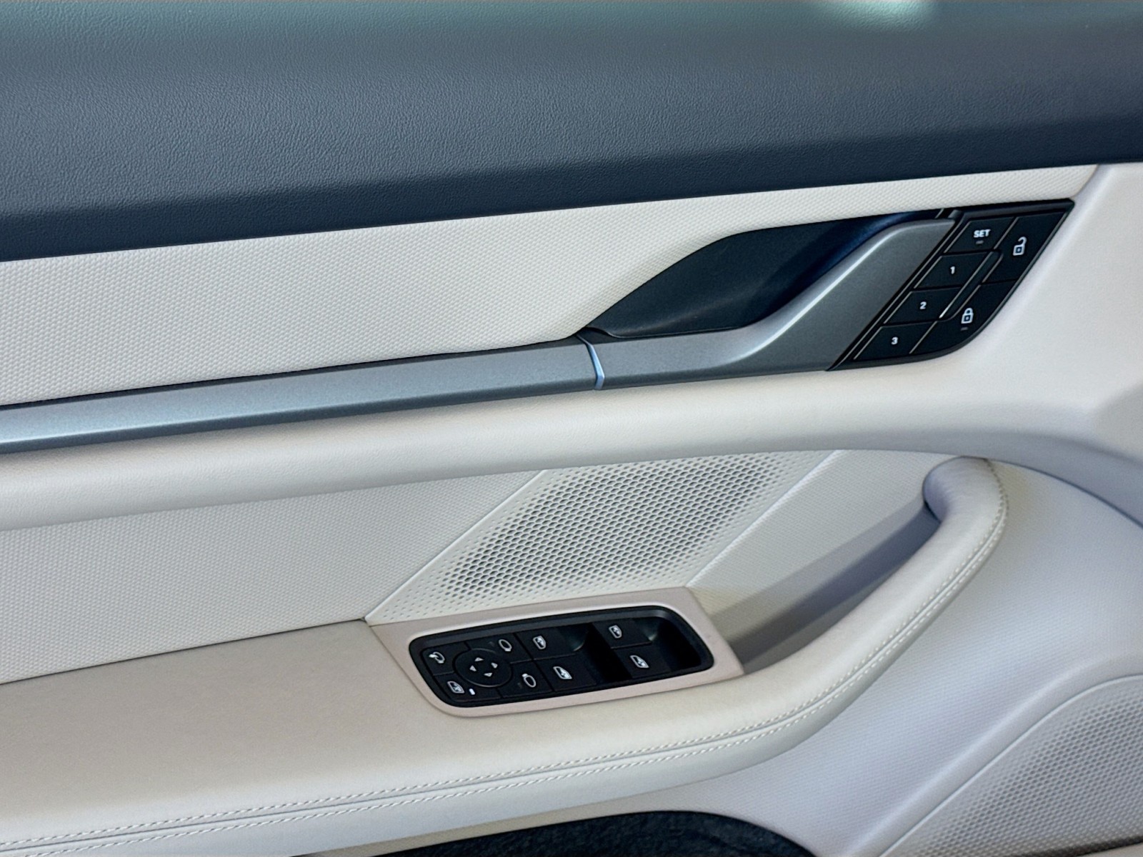 2025 Porsche Taycan 4 photo 11