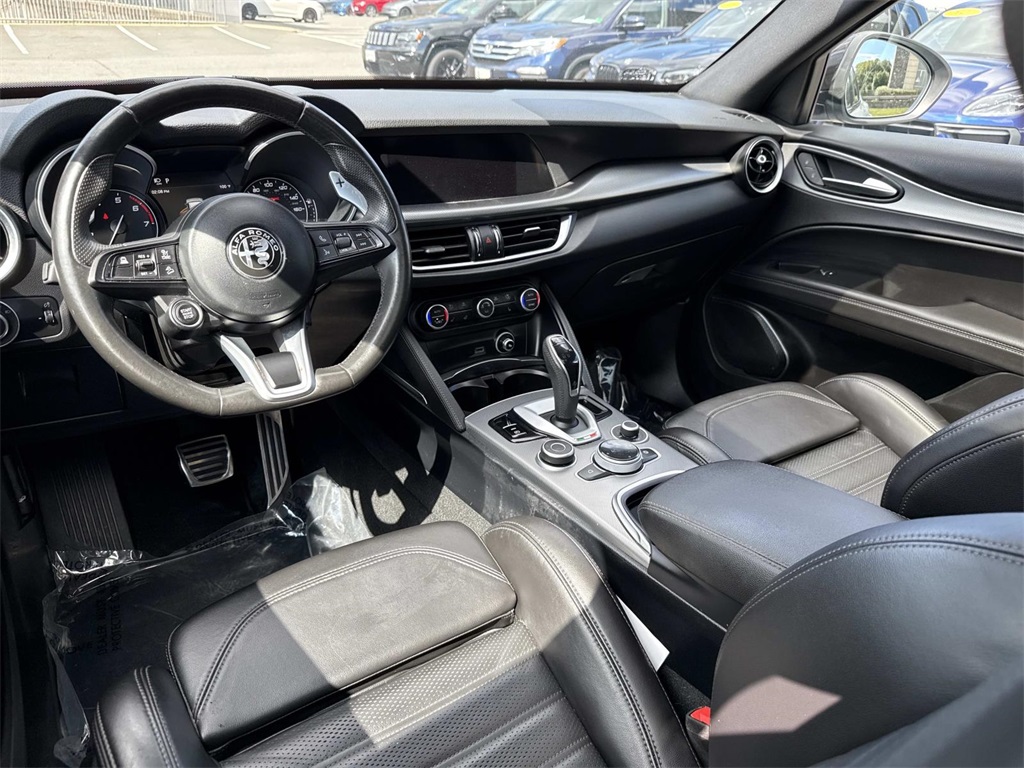 2022 Alfa Romeo Stelvio Ti Sport photo 2