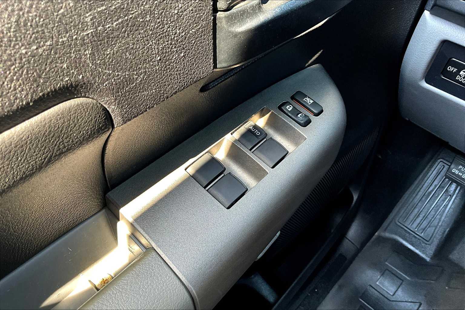 2013 Toyota Tundra Double Cab photo 32