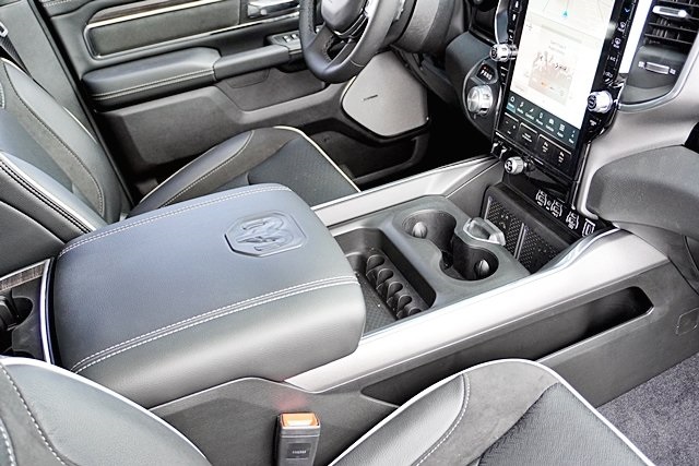 New 2026 Diamond Black Crystal Pearl-Coat Exterior Paint RAM Laramie image 14