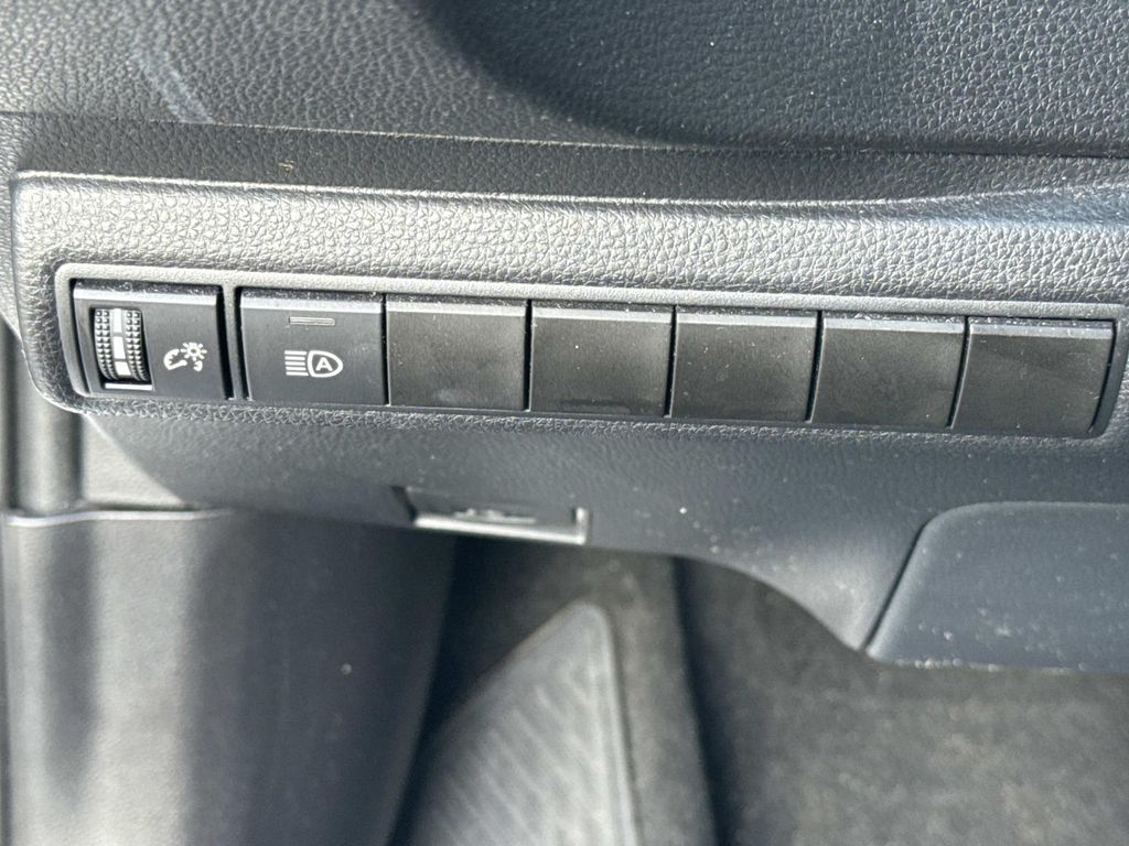 2022 Toyota Corolla LE photo 32