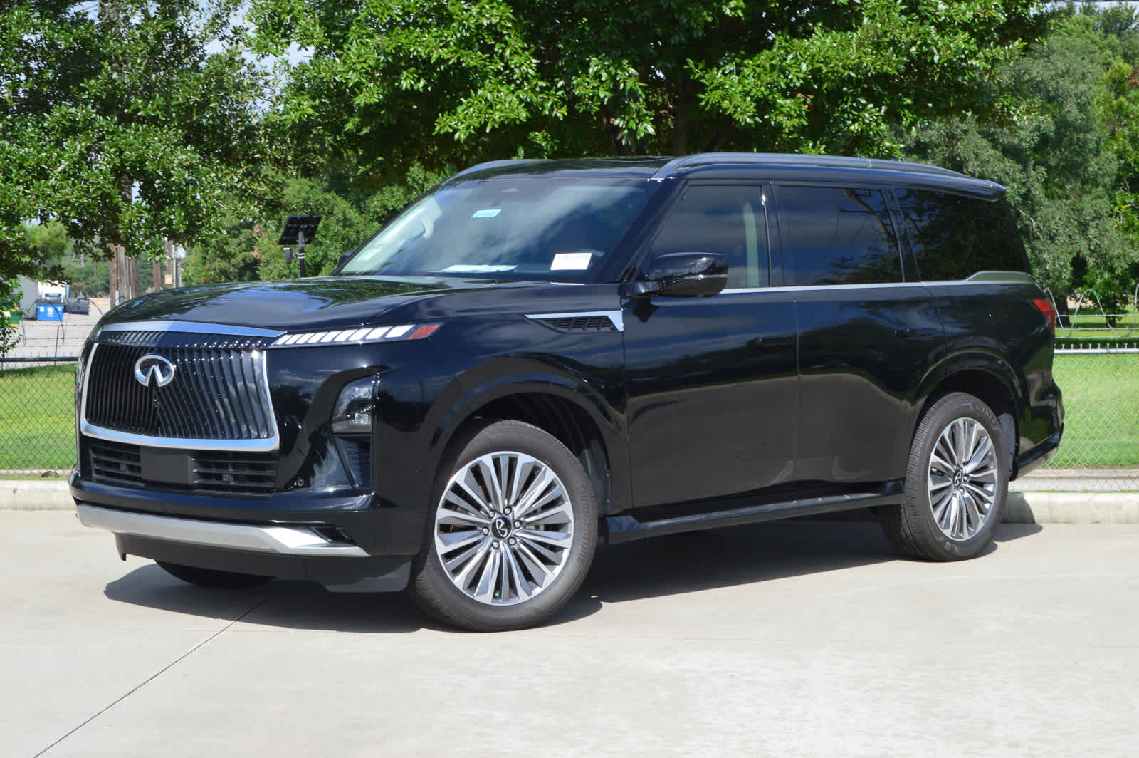 2025 INFINITI QX80 LUXE