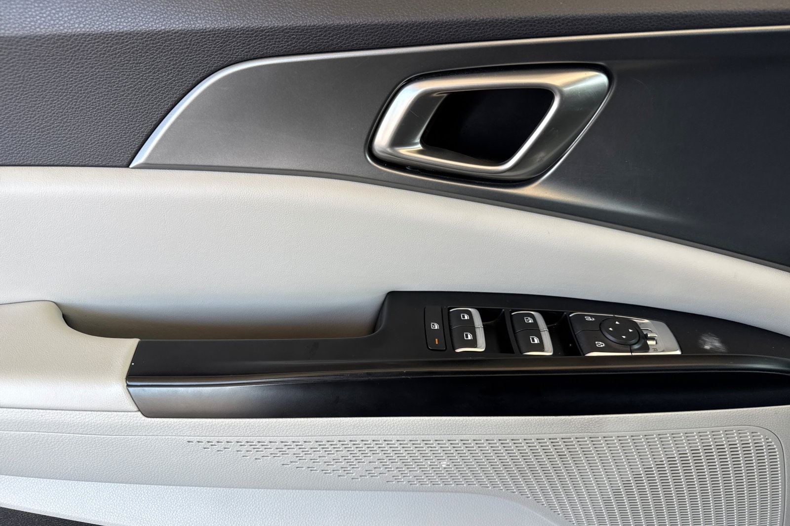2024 Kia Carnival LX photo 9