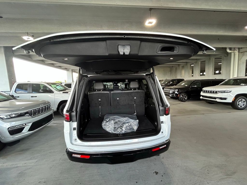 2024 Jeep Wagoneer Base photo 23