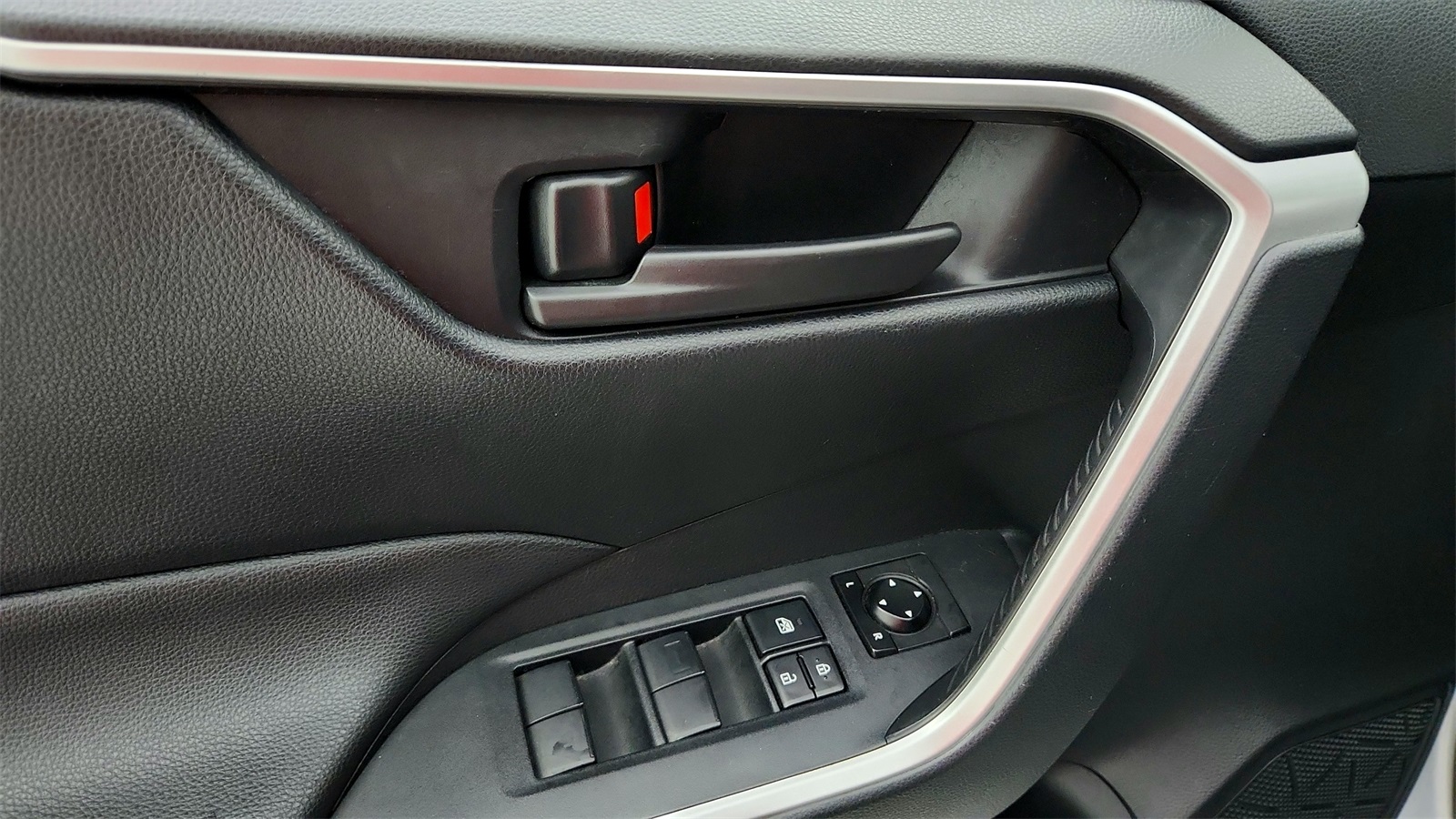 2019 Toyota RAV4 LE photo 31