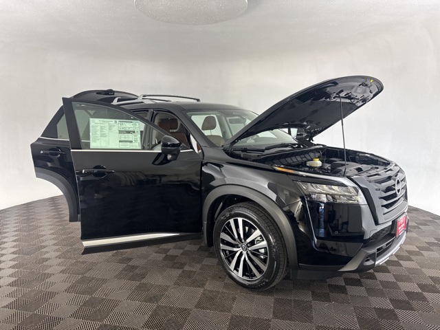 2025 Nissan Pathfinder Platinum photo 9