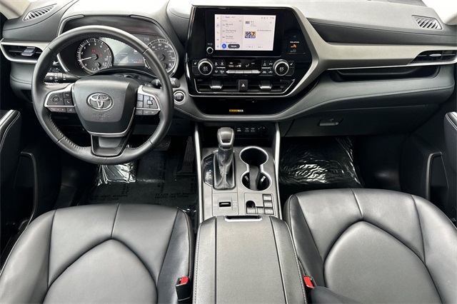2025 Toyota Highlander XLE photo 13