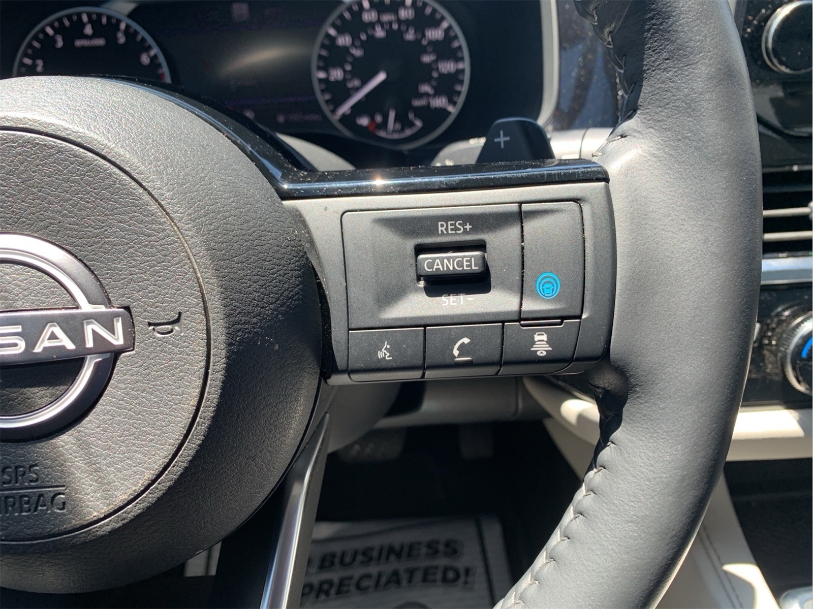 2024 Nissan Pathfinder SL photo 6