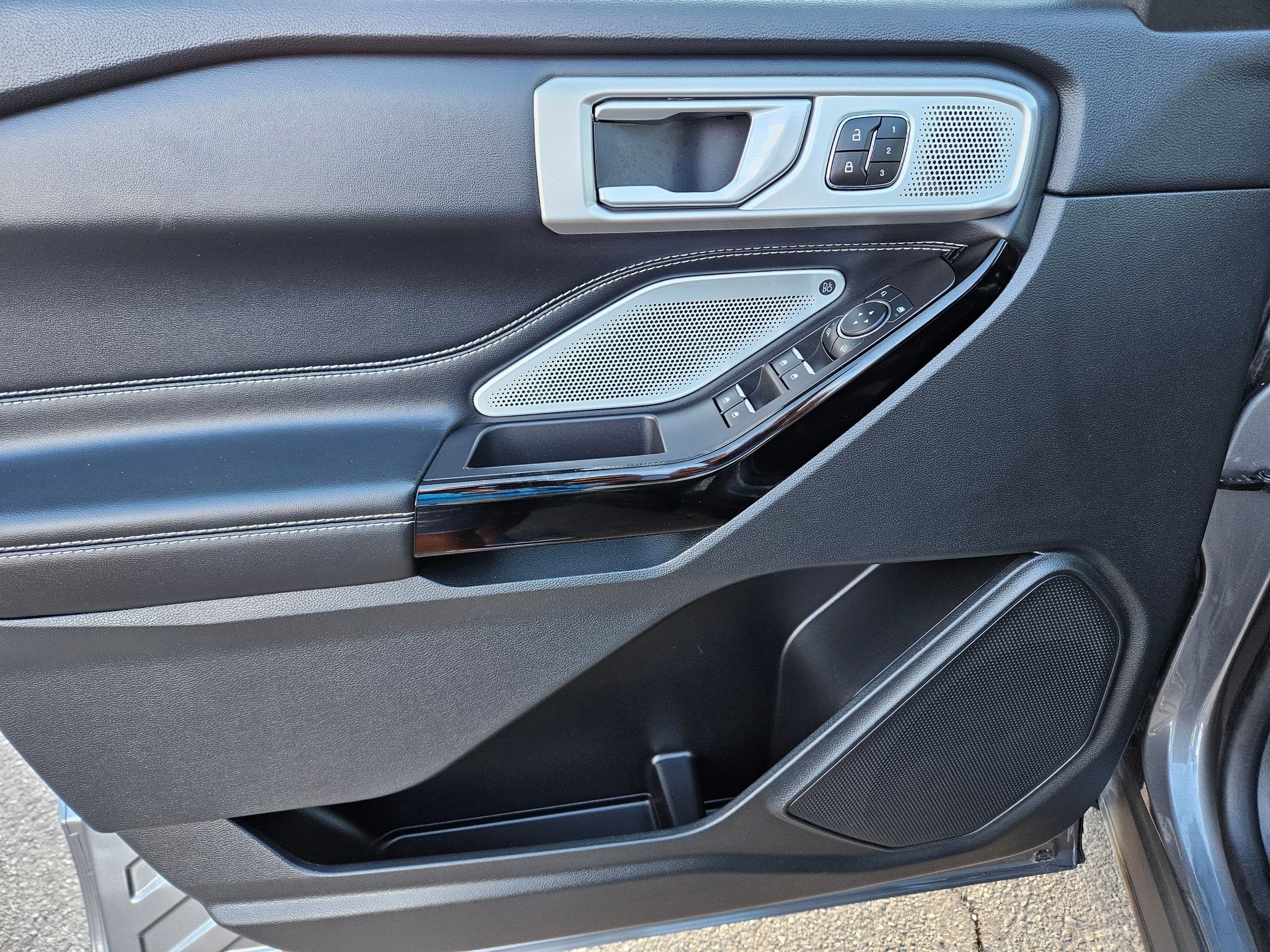 2023 Ford Explorer ST photo 10