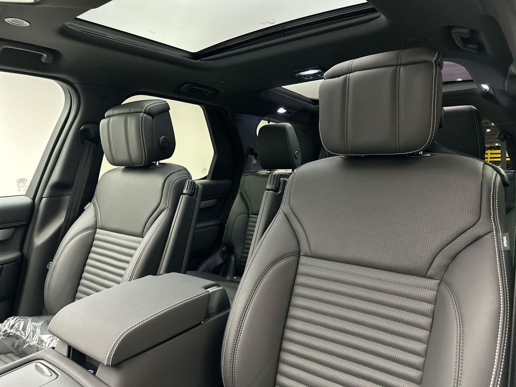 2025 Land Rover Discovery SE photo 8