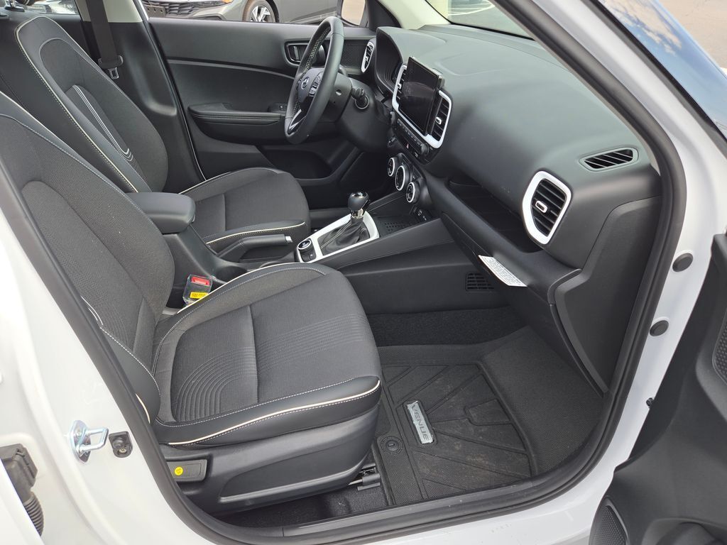 2025 Hyundai Venue Limited photo 3