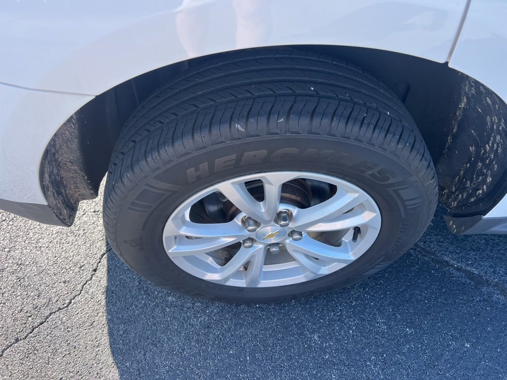 2017 Chevrolet Equinox LT photo 4