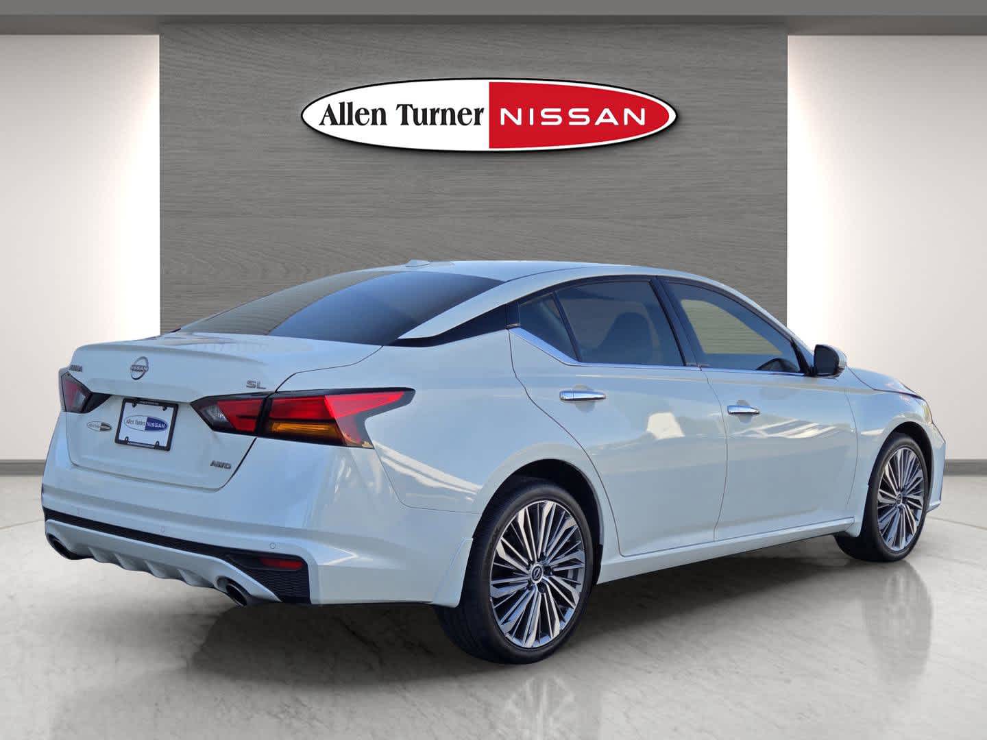 2025 Nissan Altima SL photo 2