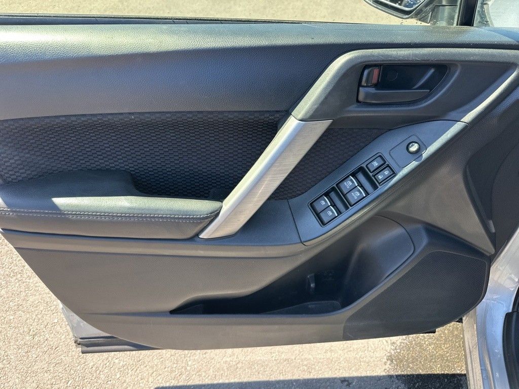 2017 Subaru Forester 2.5i Premium photo 8