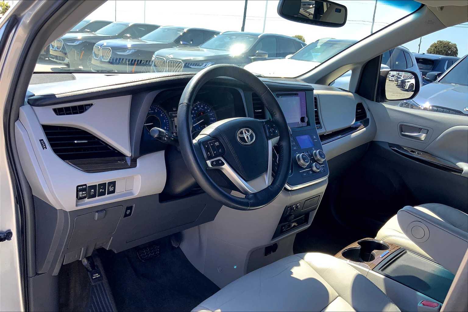 2017 Toyota Sienna XLE photo 16