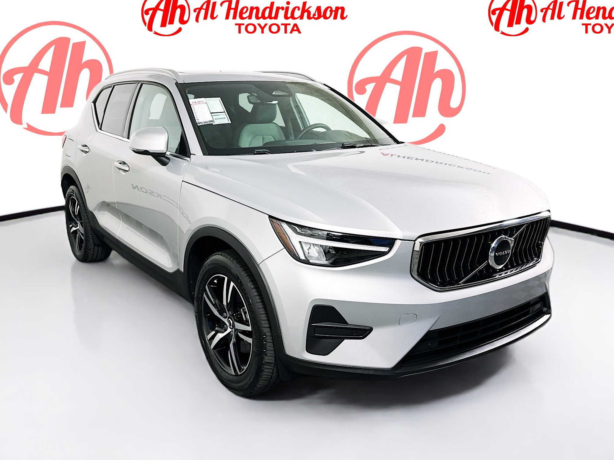 2025 Volvo XC40 Core's photo